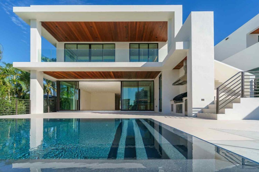 Desert contemporary villa with a long infinity pool